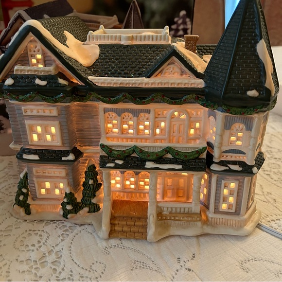 Village Square Lighted Victorian House - Picture 2 of 11